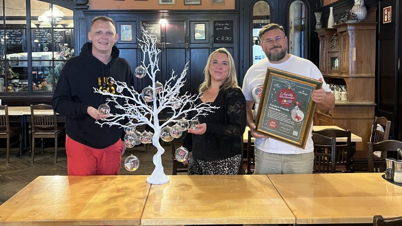 Vorfreude aufs Adventssingen: Vertreter von Alberthafen, Watzke und der Arche präsentieren die Charity-Kugeln im Ball- und Brauhaus.
