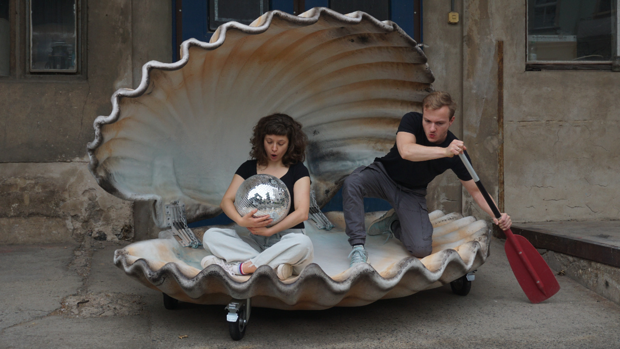 Susi Schwichtenberg und Leopold Dietrich in der 100-Kilo-Muschel vor dem Atelier in Pieschen.
