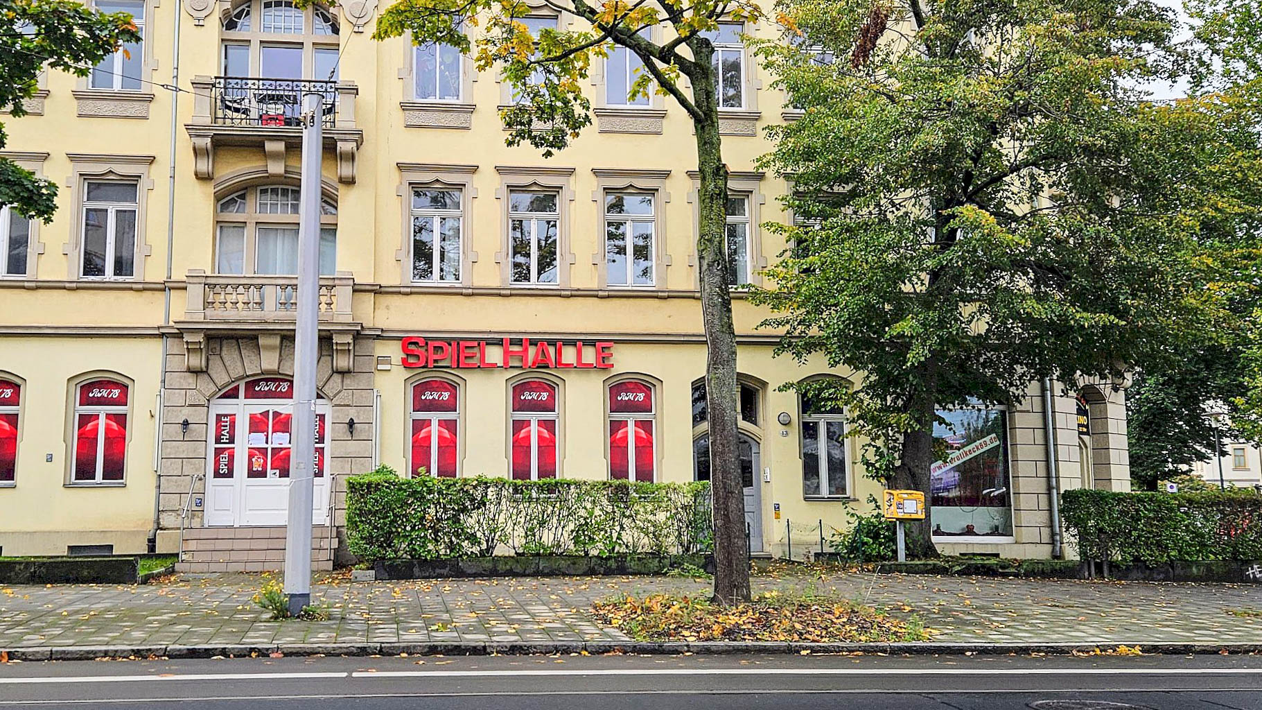 Spielhalle "El Dorado" auf der Großenhainer Straße. Hier hat Frank M. den Großteil des geraubten Geldes verspielt. Foto: J. Frintert