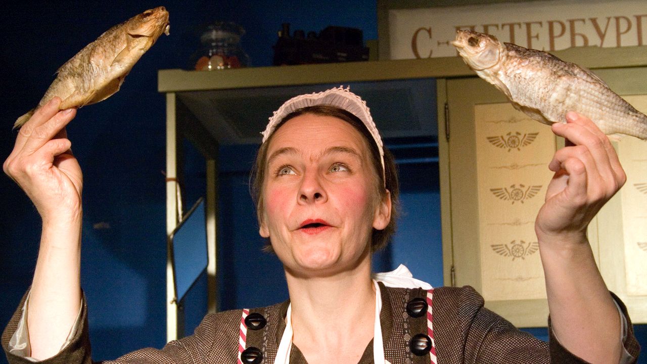 Souvenierverkäuferin Mascha im Stück Anna Karenina - Foto: Nastja Zukanova