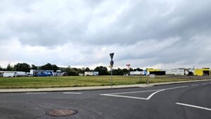 Stadtverwaltung: Zollhof an Scharfenberger Straße ungeeignet Auf dieser Wiese soll künftig der Zollhof und Stellplätze für rund 60 LKW entstehen. Foto: J. Frintert