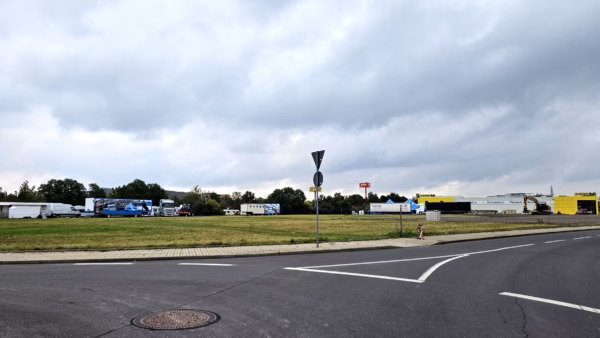 Auf dieser Wiese soll künftig der Zollhof und Stellplätze für rund 60 LKW entstehen. Foto: J. Frintert