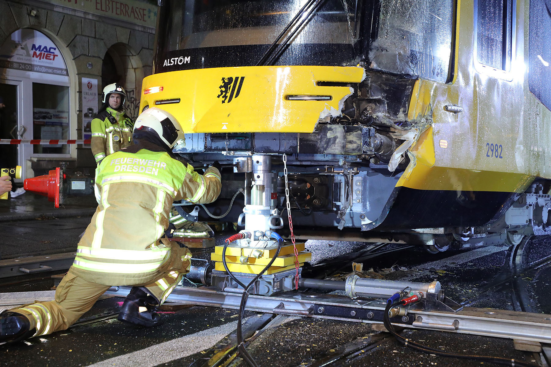 Mit hydraulischen Hebern setzten die Feuerwehrleute die Straßenbahn wieder zurück auf die Gleise. Foto: R. Halkasch