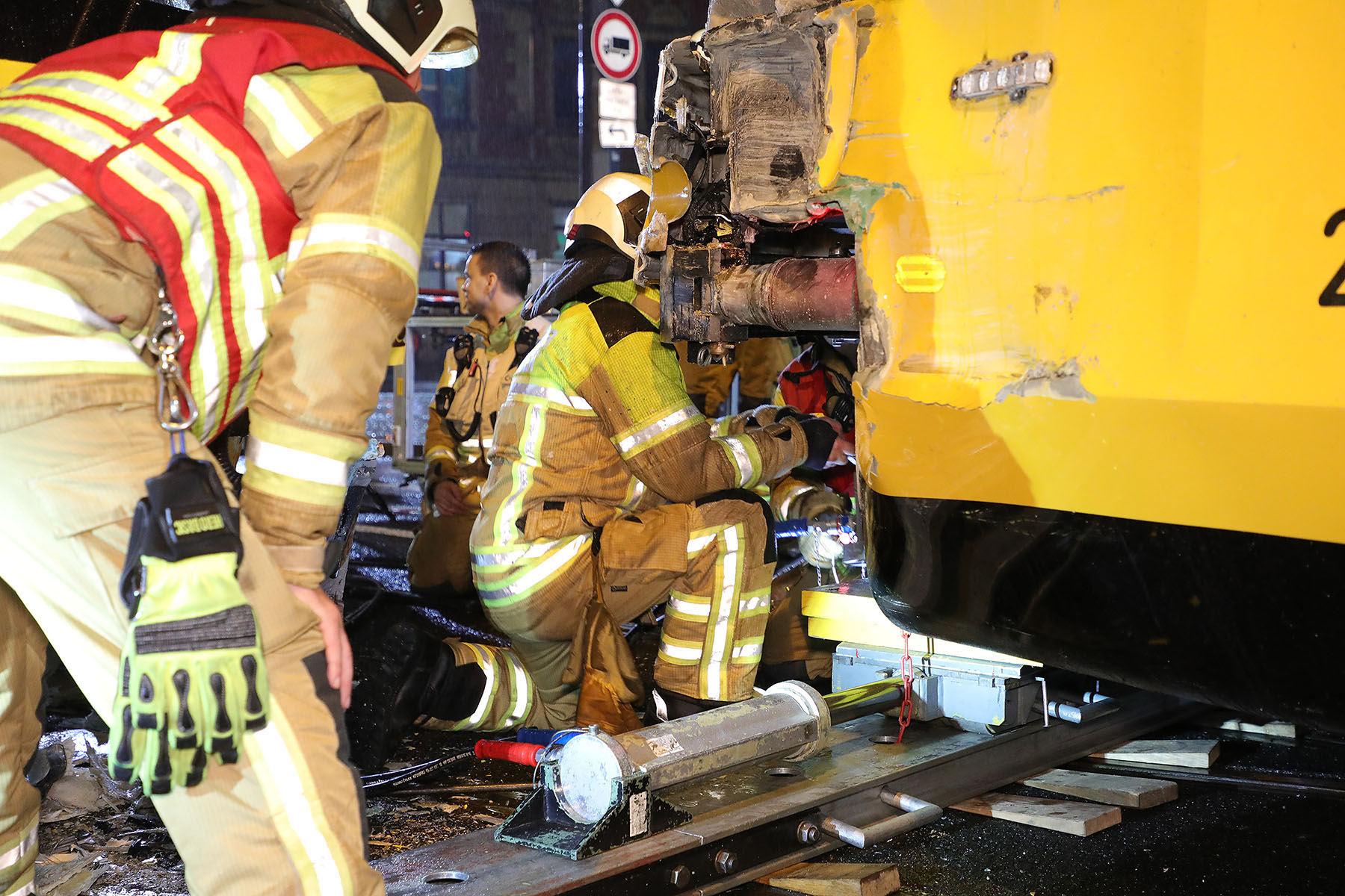 An den beiden Straßenbahnen entstand ein erheblicher Sachschaden. Nach ersten Schätzungen rund 100.000 Euro. Foto: R. Halkasch