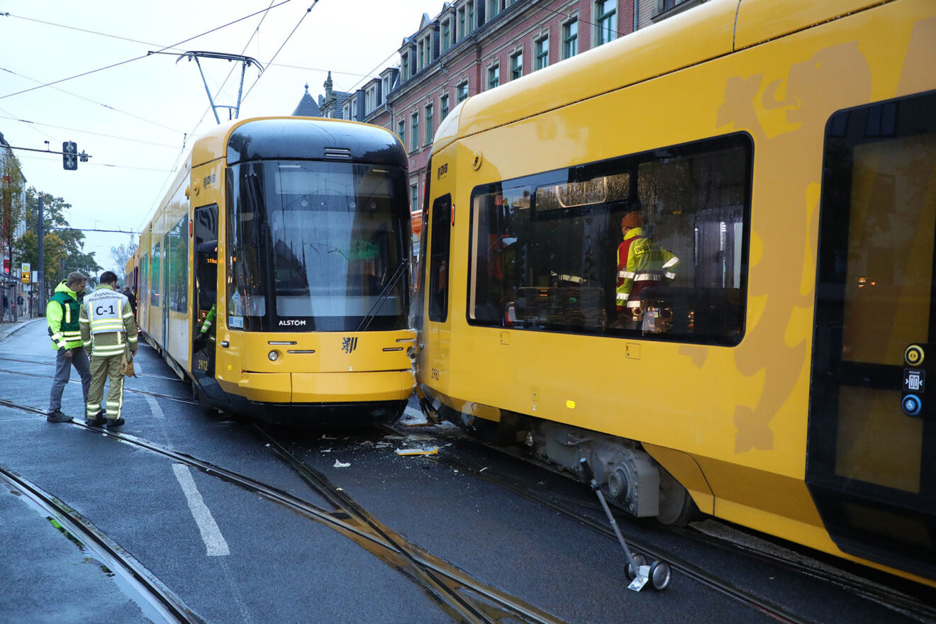 Kurz nach 17 Uhr waren die beiden Straßenbahnen in der Nähe des Ballhauses Watzke zusammengestoßen. Foto: R. Halkasch