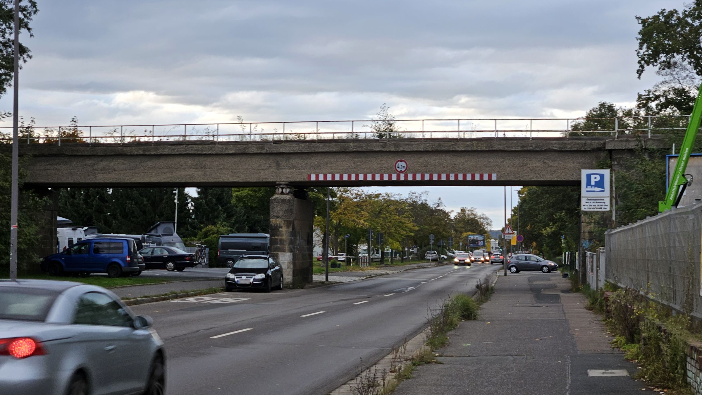 Ab Montag wird die Werkbahnbrücke an der Kötzschenbroder Straße in Dresden-Kaditz abgerissen. Foto: J. Frintert