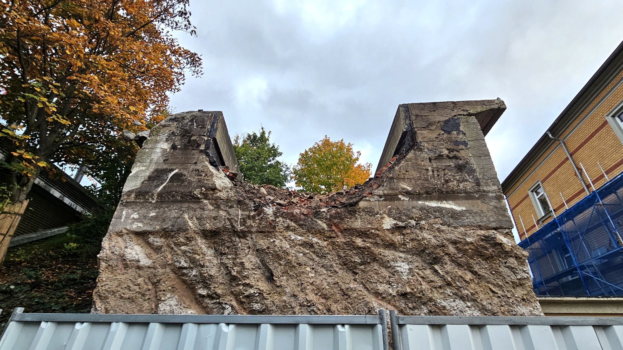 Keine Werkbahnbrücke mehr an der Rankestraße. Die Straße bleibt voraussichtlich bis zum 21. November gesperrt. Der Fußweg ist inzwischen wieder frei. Foto: J. Frintert