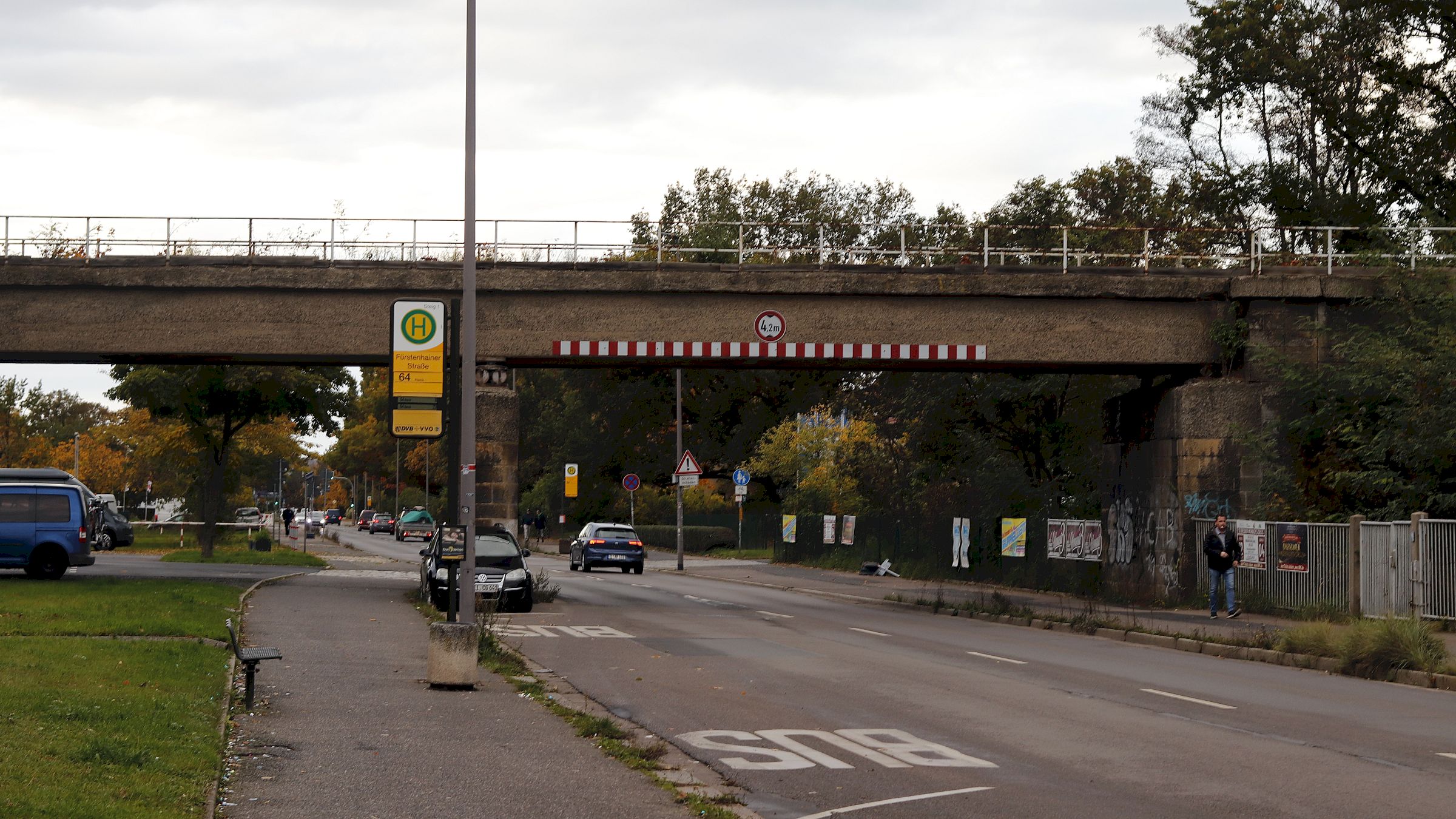 Die alte Werkbahnbrücke hat ausgedient. Foto: J. Frintert