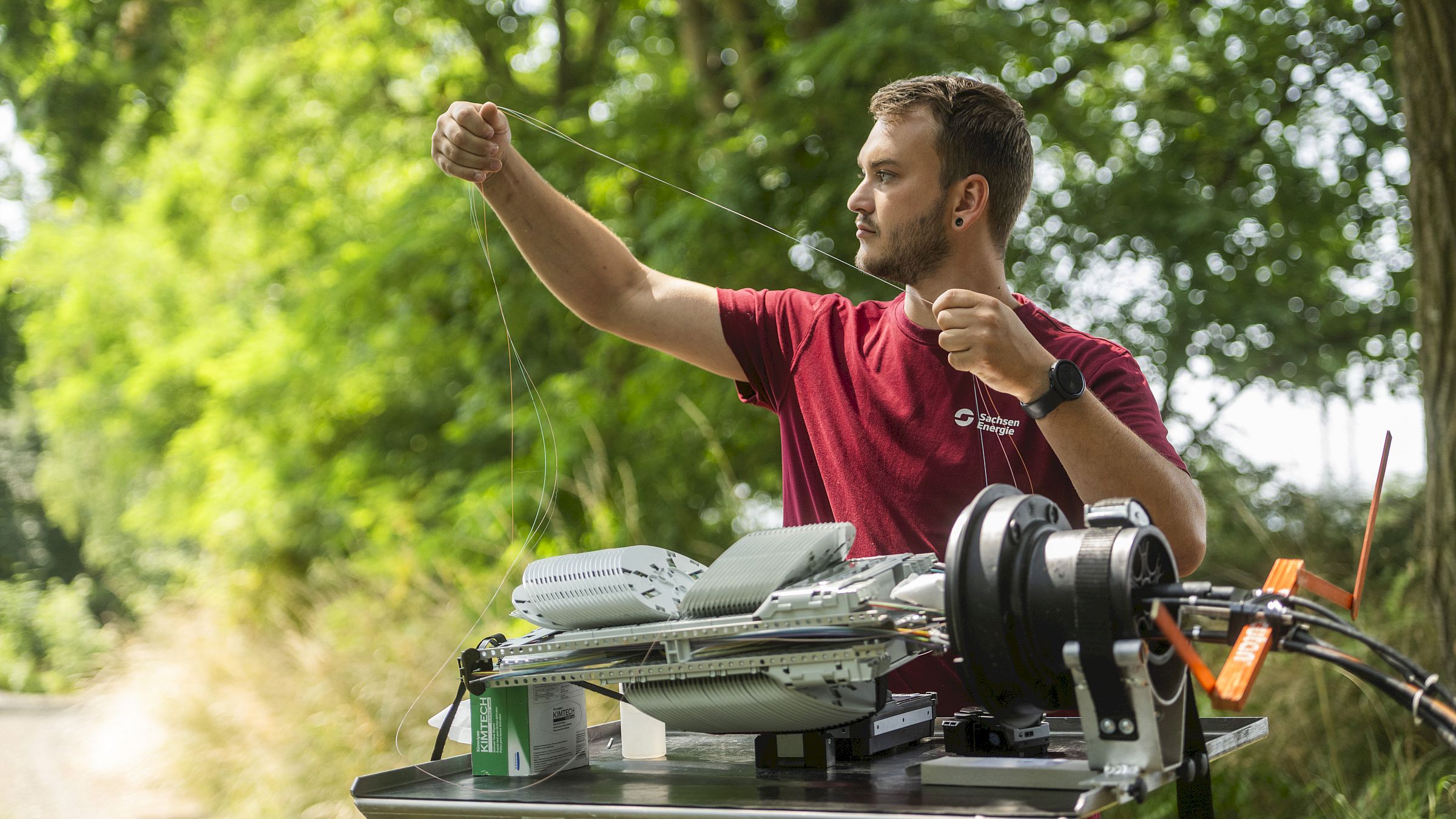 Ein Mitarbeiter der Sachsen-Energie beim Glasfaser-Spleißen. Dabei werden zwei Glasfaserkabel verbunden, um eine durchgehende Übertragungsstrecke zu schaffen. Foto: PR/Sachsen-Energie