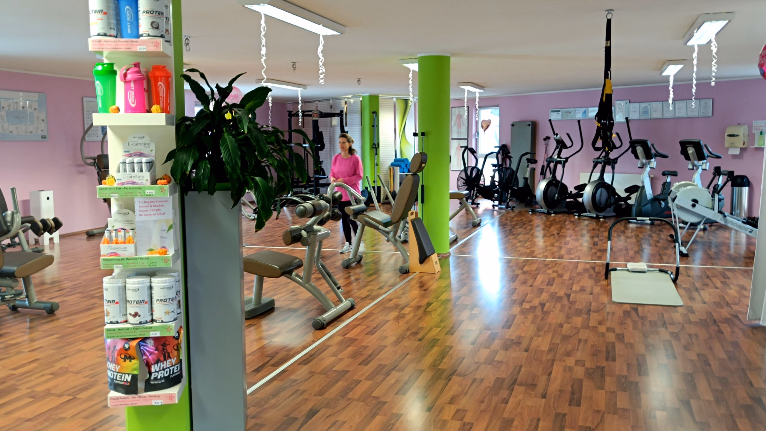 Zirkeltraining, abendliche Kurse und individuelle Übungen werden von den Fitnesstrainern Janet und Mario angeleitet.