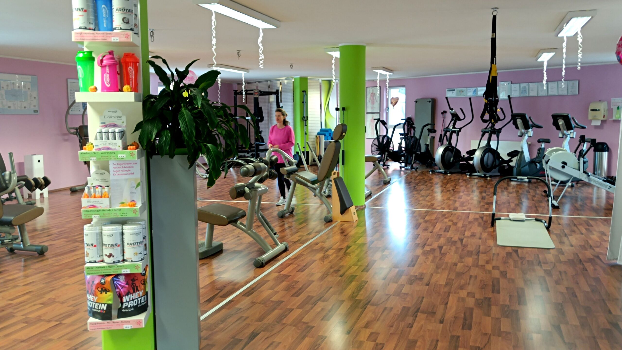 Zirkeltraining, abendliche Kurse und individuelle Übungen werden von den Fitnesstrainern Janet und Mario angeleitet. 