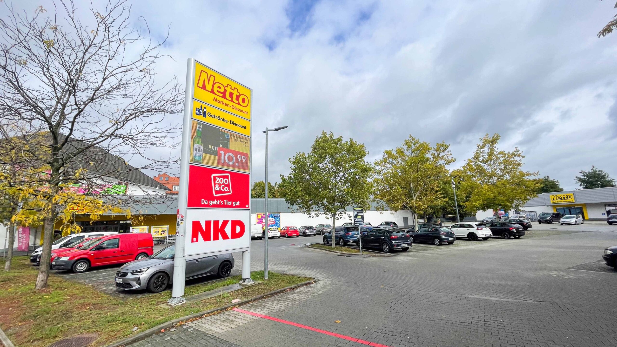 Netto und Zoohandlung am Trachenberger Platz. Foto: Sebastian Diehl