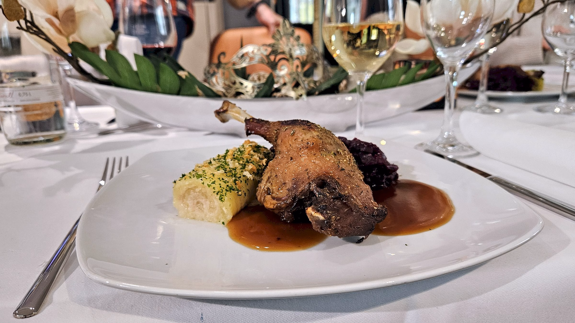 Hauptgang: Entenkeule mit Honig gebacken,dazu frischer Preiselbeer-Apfel-Rotkohl & Kartoffelroulade mit Semmelbutter gefüllt - Foto: J. Frintert