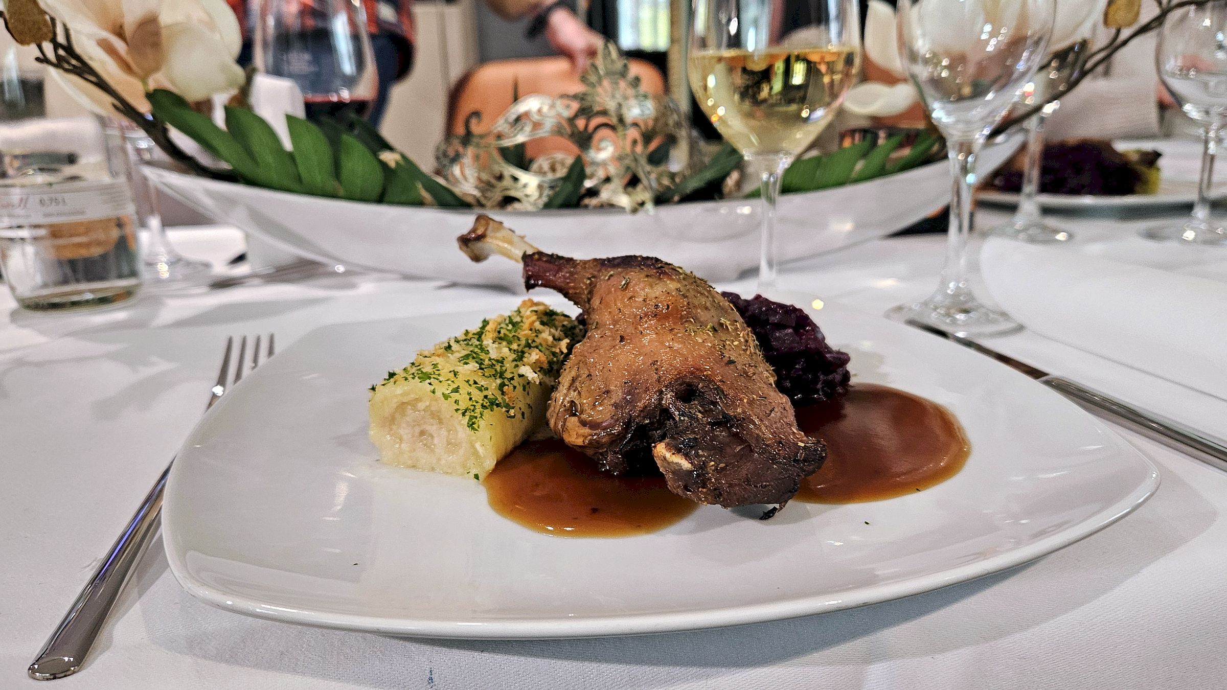 Hauptgang: Entenkeule mit Honig gebacken,
dazu frischer Preiselbeer-Apfel-Rotkohl & Kartoffelroulade mit Semmelbutter gefüllt - Foto: J. Frintert