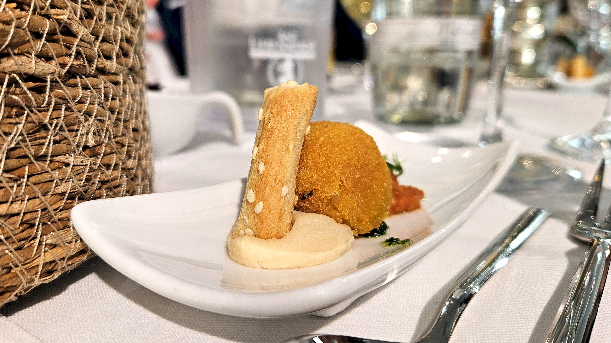 Vorspeise: gebackenes Risotto-Bällchen
Tomaten-Paprika-Chutney, Crunch und Kräuteröl - Foto: J. Frintert