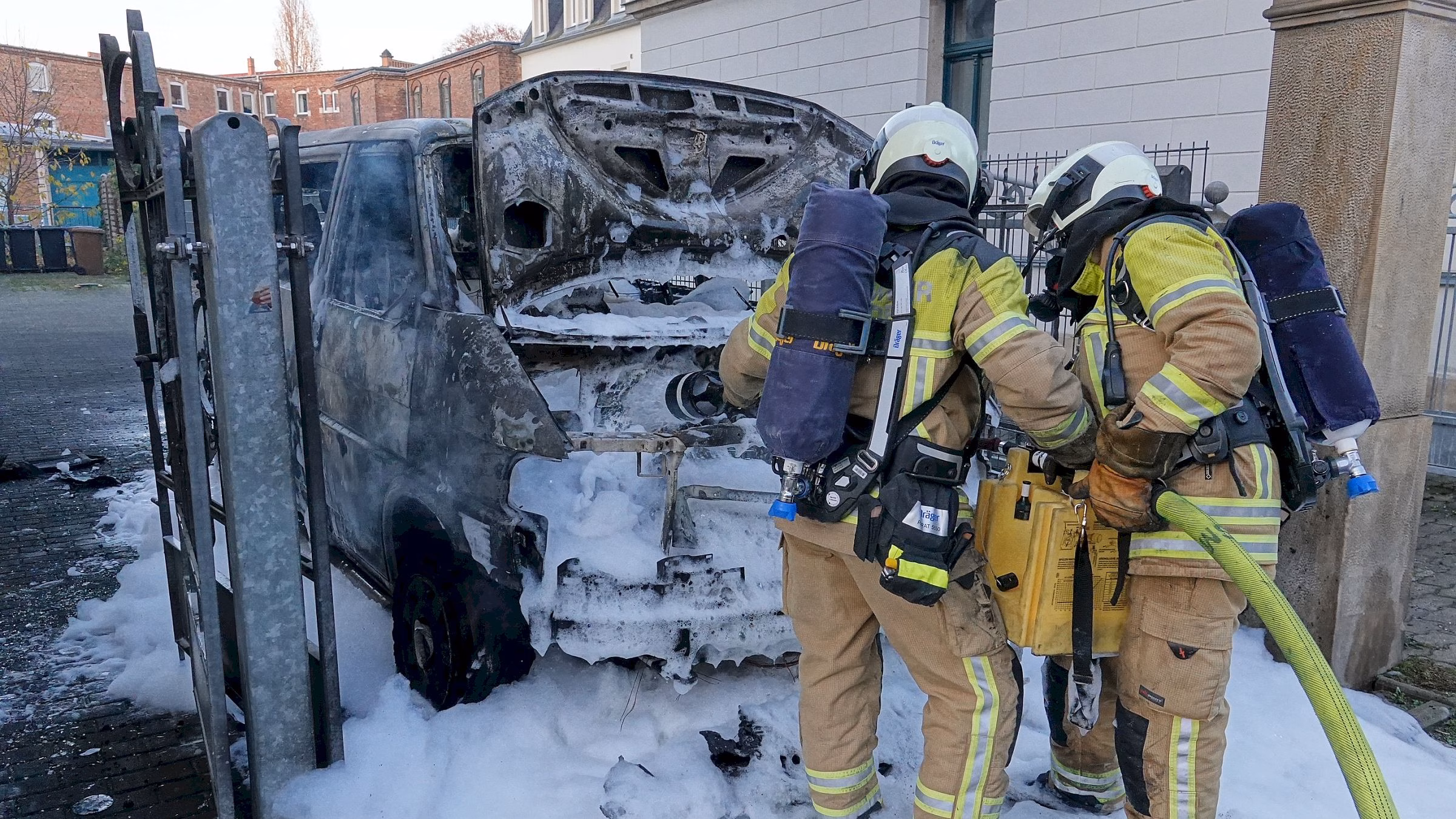 Feuerwehrleute der Wache Übigau löschten den Brand - Foto: R. Halkasch