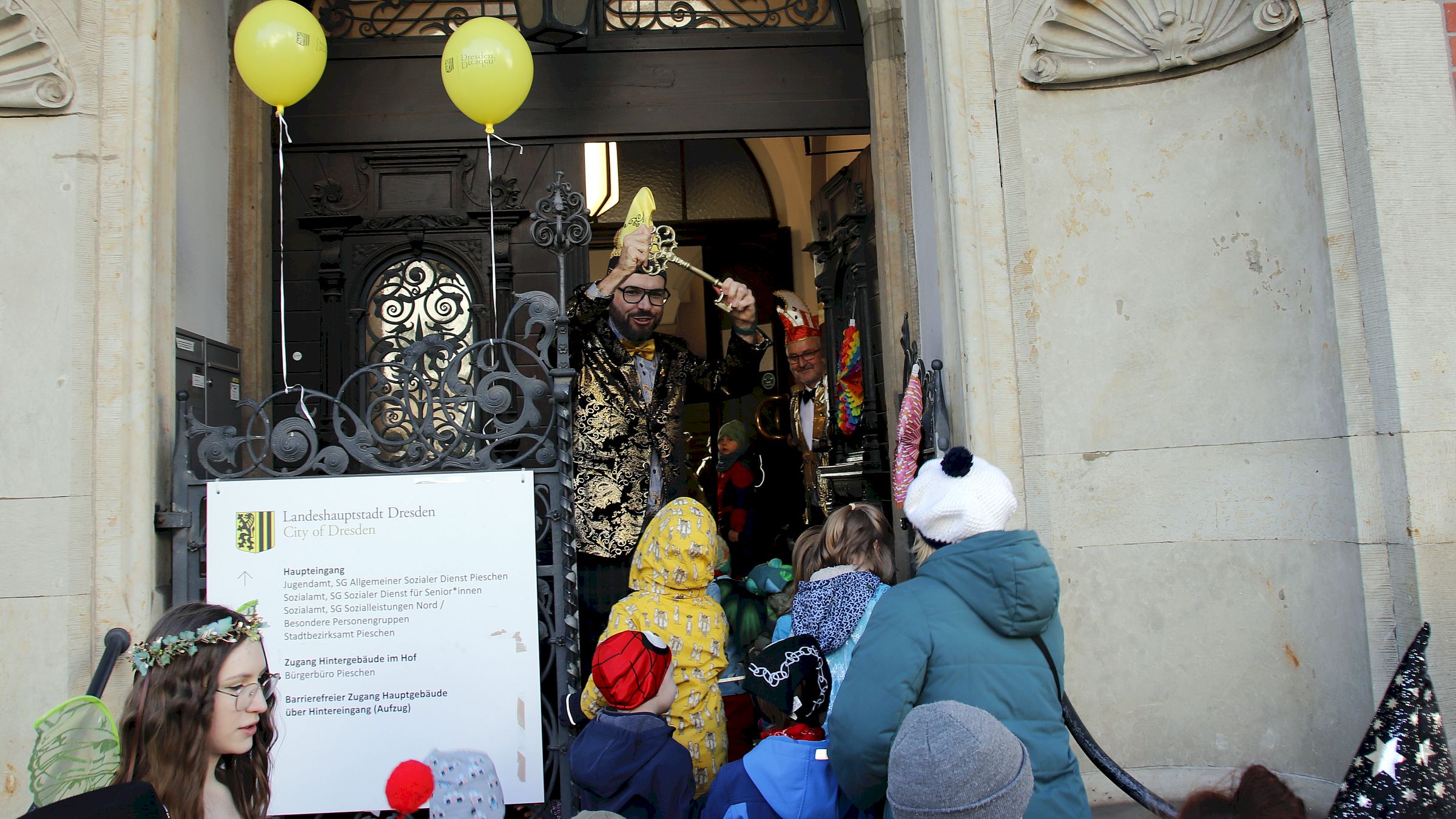 Das Rathaus wurde lautstark gestürmt. Karnevalist Benjamin Kemper reckt den Goldenen Schlüssel in die Höhe. Foto: J. Frintert