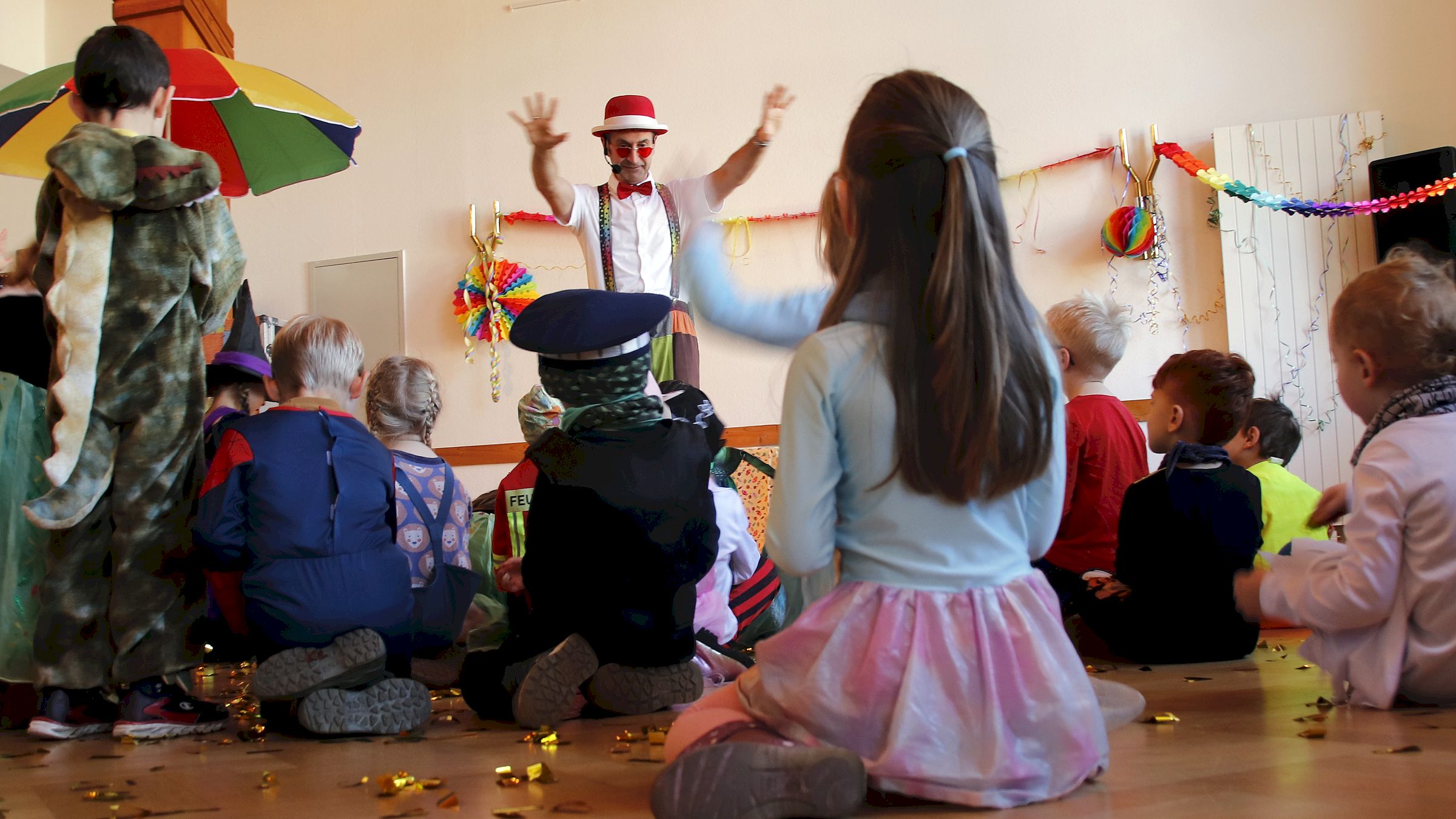 Spaßimir und Meister Klecks sorgten für gute Stimmung bei den Kindergartenkindern. Foto: J. Frintert