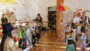 Höhepunkt der friedlichen Übernahme war die laut knallenden Konfetti-Kanonen. Foto: J. Frintert