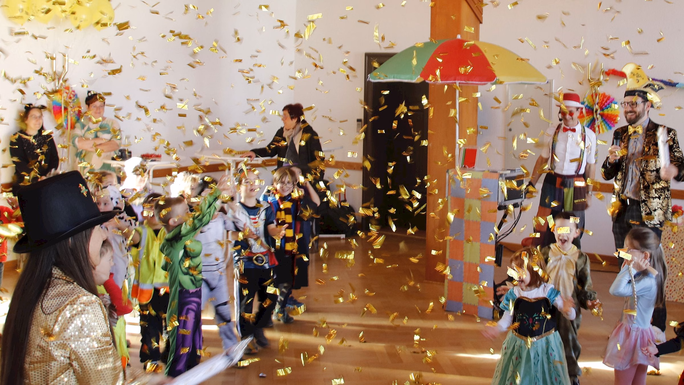 Höhepunkt der friedlichen Übernahme war die laut knallenden Konfetti-Kanonen. Foto: J. Frintert