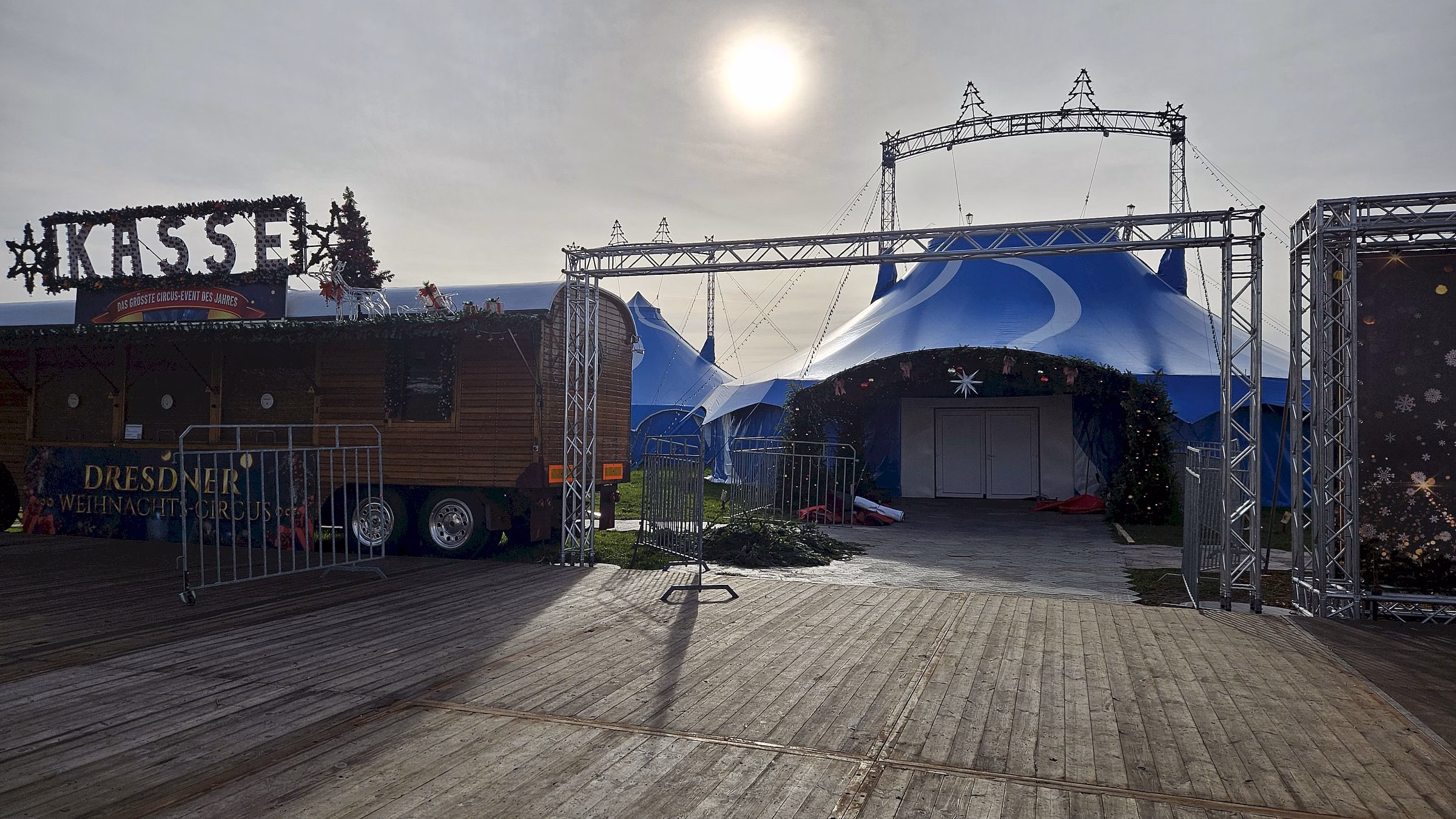 Kassenhäuschen des Weihnachts-Circus - Foto: J. Frintert