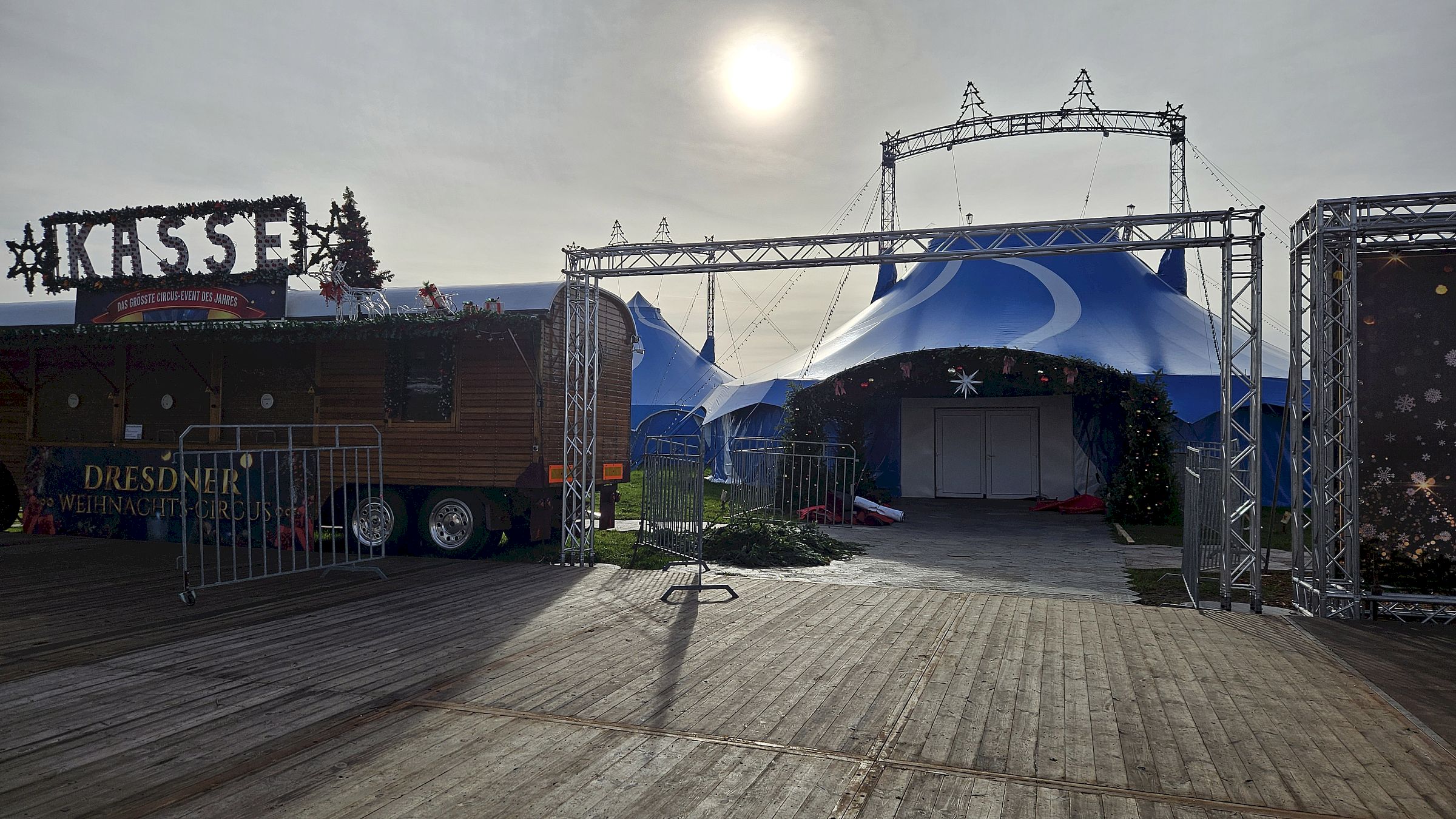 Kassenhäuschen des Weihnachts-Circus - Foto: J. Frintert