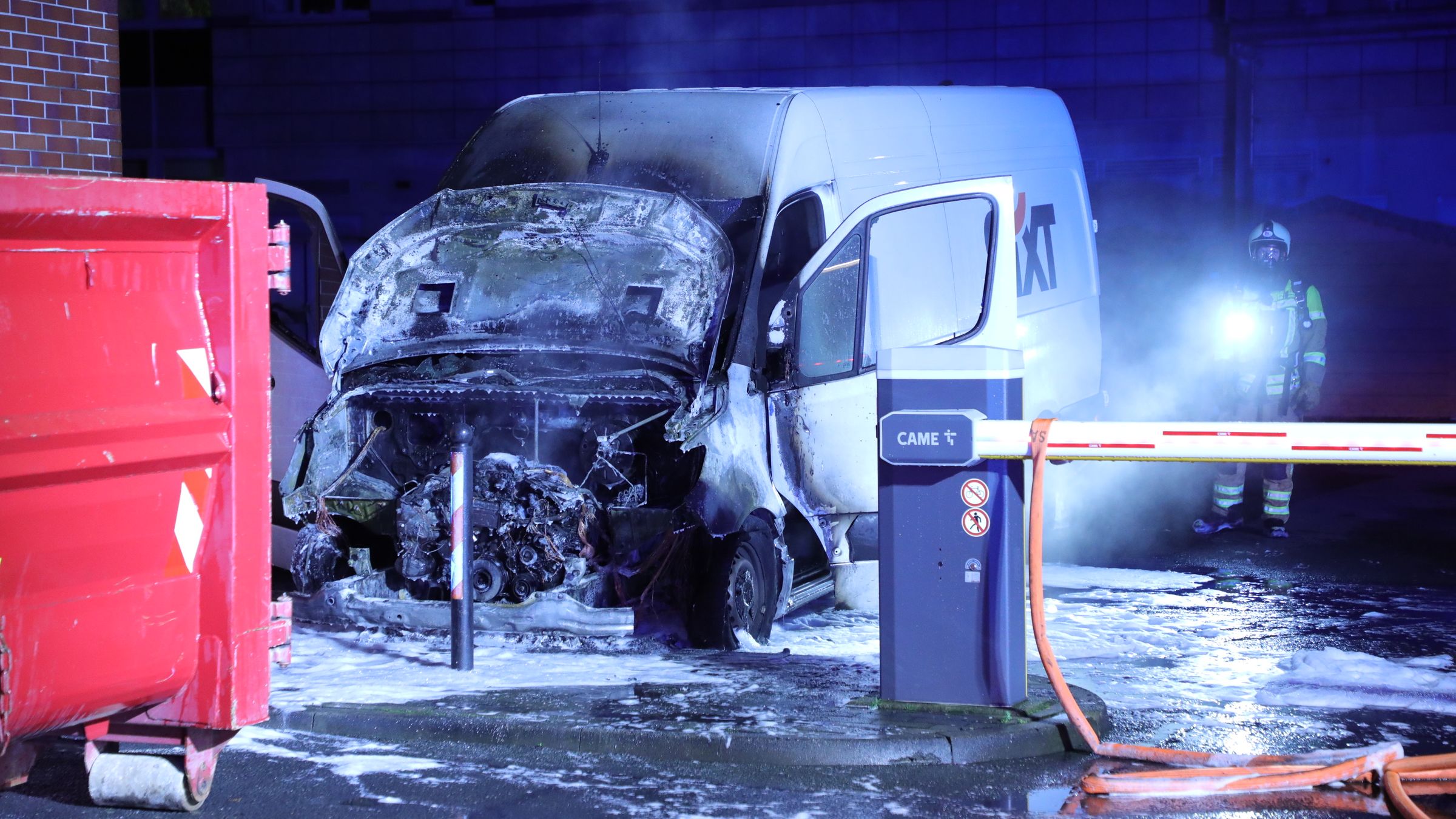 Die Feuerwehrleute löschten den Brand mit Schaum und Wasser. Personen kamen nicht zu Schaden. Foto: R. Halkasch