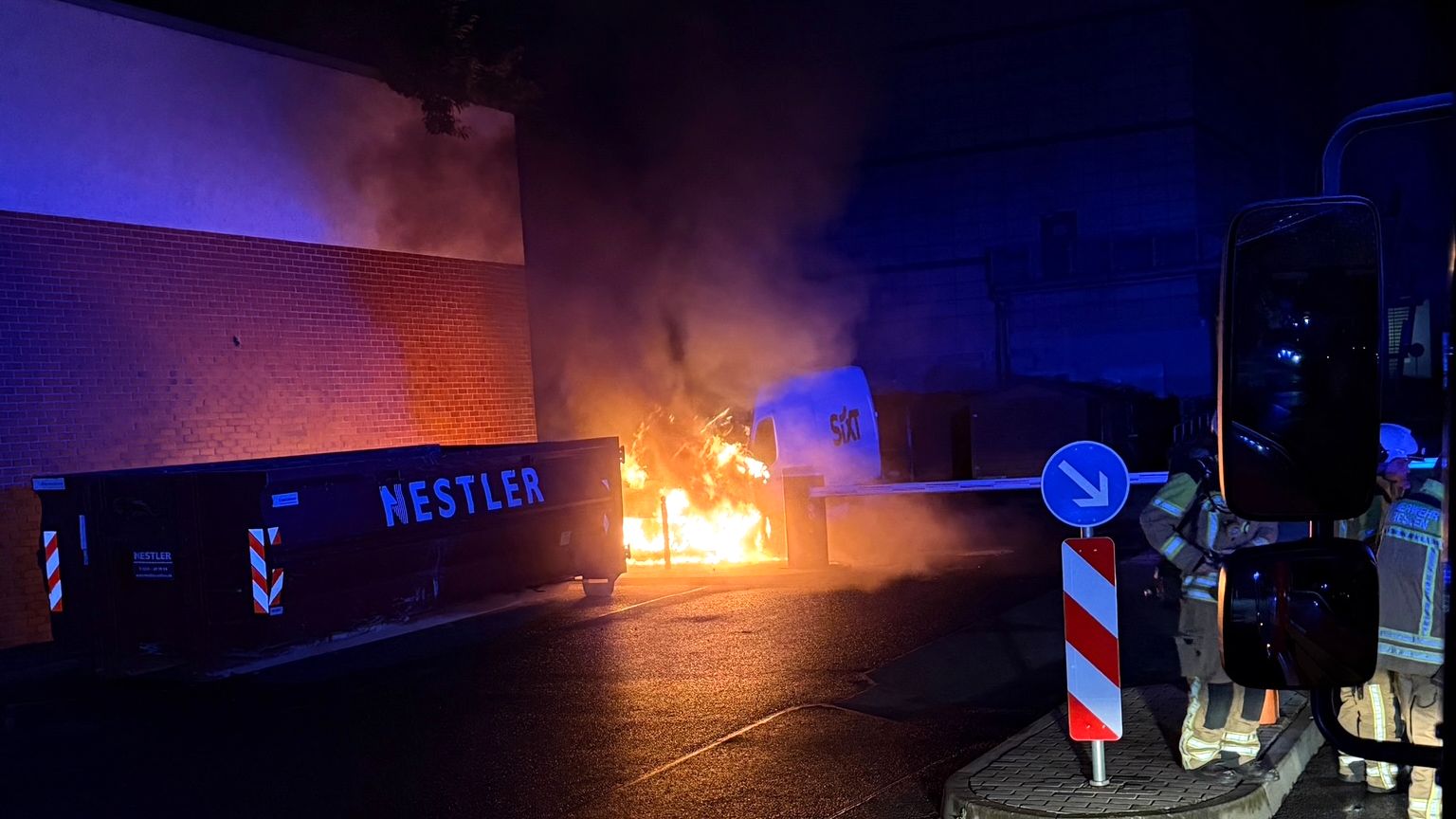 Aus bislang ungeklärter Ursache stand in den frühen Morgenstunden ein Transporter am Elbepark in Flammen. Foto: R. Halkasch