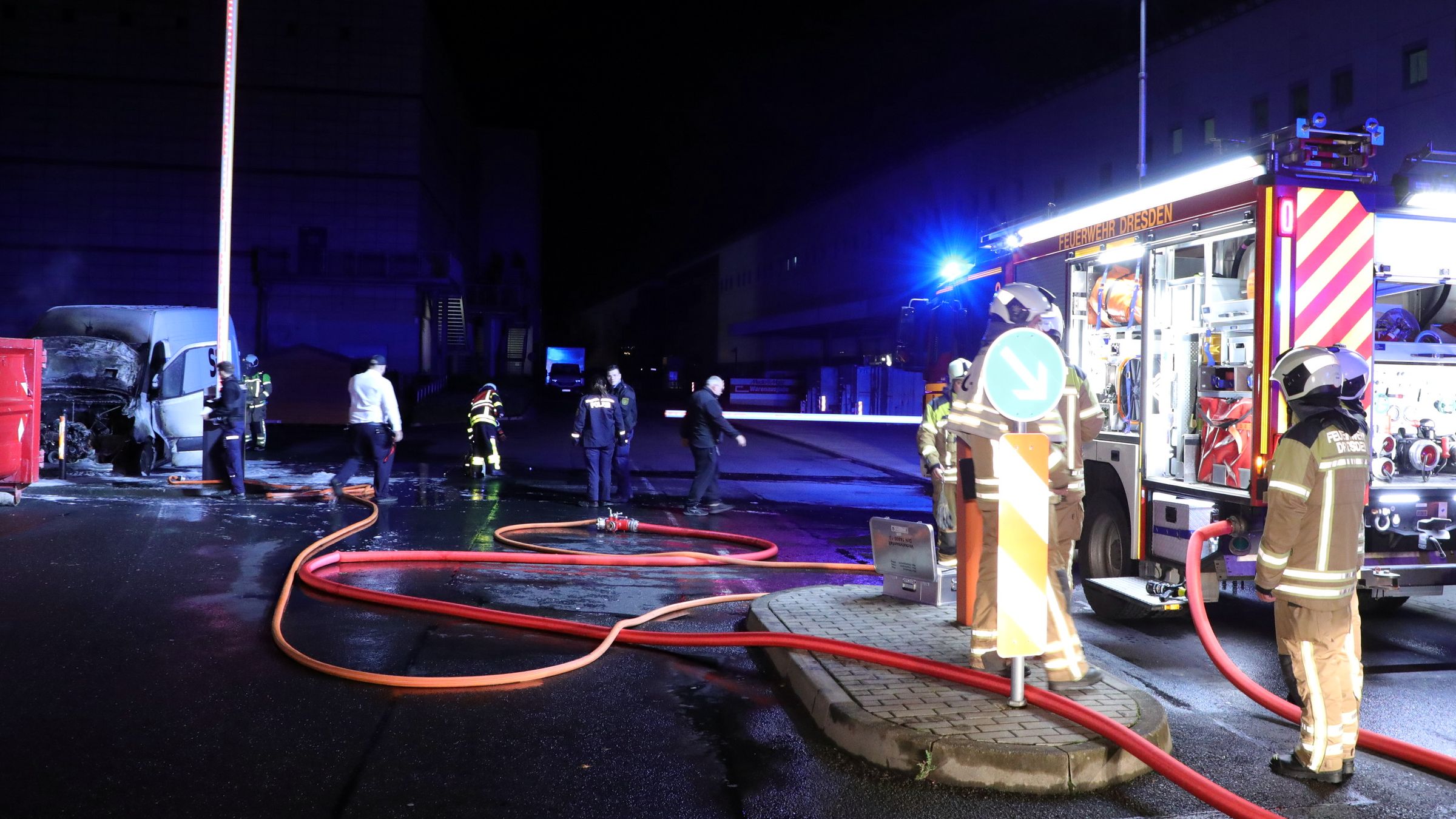 Die Feuerwehrleute der Wache Übigau hatten den Brand schnell unter Kontrolle. Foto: R. Halkasch