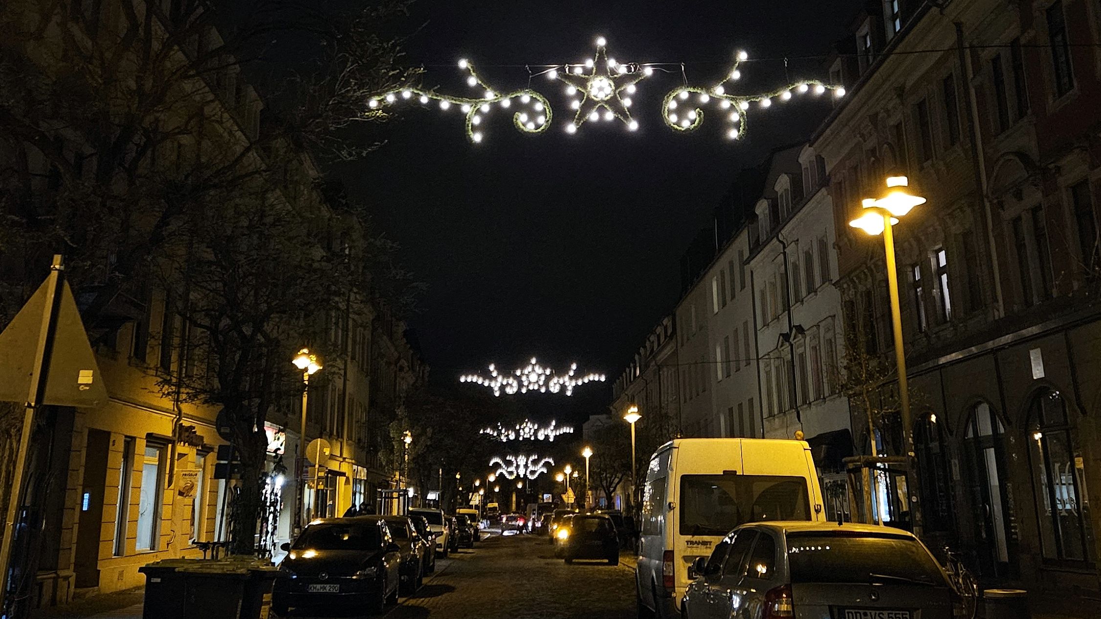 Weihnachtsbeleuchtung auf der Oschatzer Straße - Foto: J. Frintert
