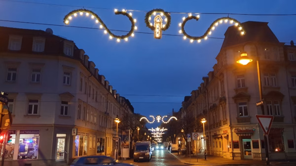Weihnachtsbeleuchtung auf der Oschatzer Straße - Foto: S. Förster