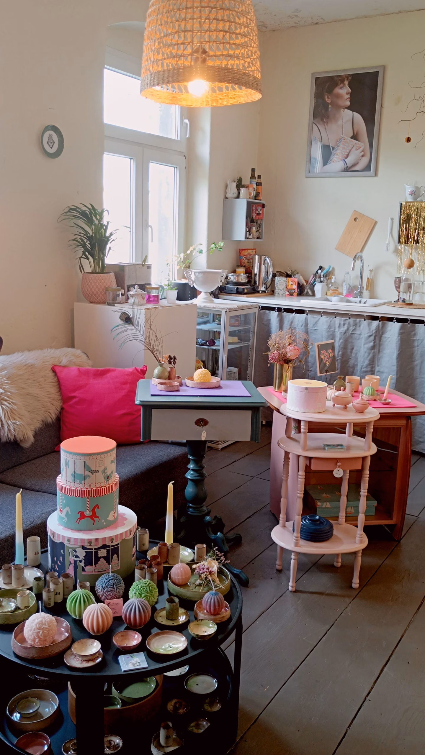 Ein Blick in den Concept Store: An den restaurierten Ziegelwänden sind die Fotografien der Dresdnerin Kristin Winter ("PhotoMomentum") zu bewundern. Es locken handgefertigte Produkte und feine Spezialitäten.