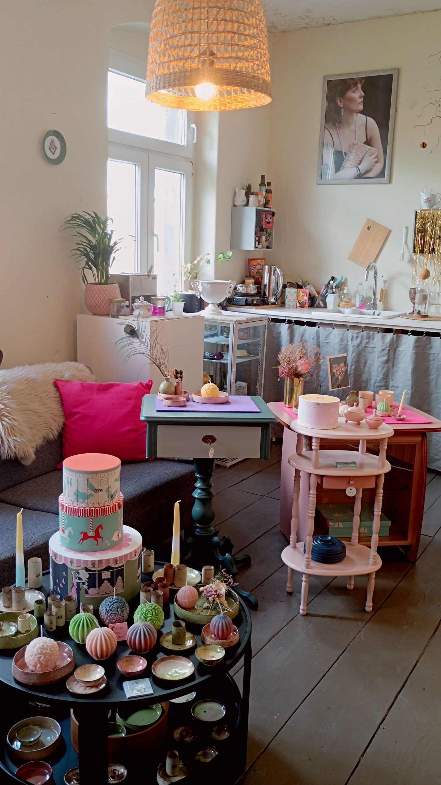 Ein Blick in den Concept Store: An den restaurierten Ziegelwänden sind die Fotografien der Dresdnerin Kristin Winter ("PhotoMomentum") zu bewundern. Es locken handgefertigte Produkte und feine Spezialitäten. 