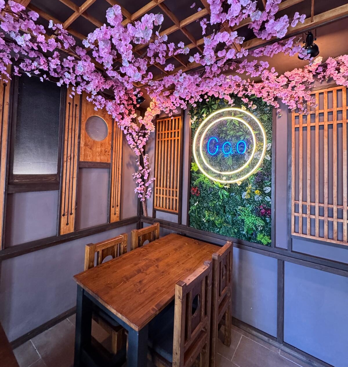 Feine Lichtakzente und japanische Kirschblüten zaubern eine kosmopolitische und gelassene Atmosphäre im Restaurant. Foto: Restaurant Gao/Thi Ngoc Tran