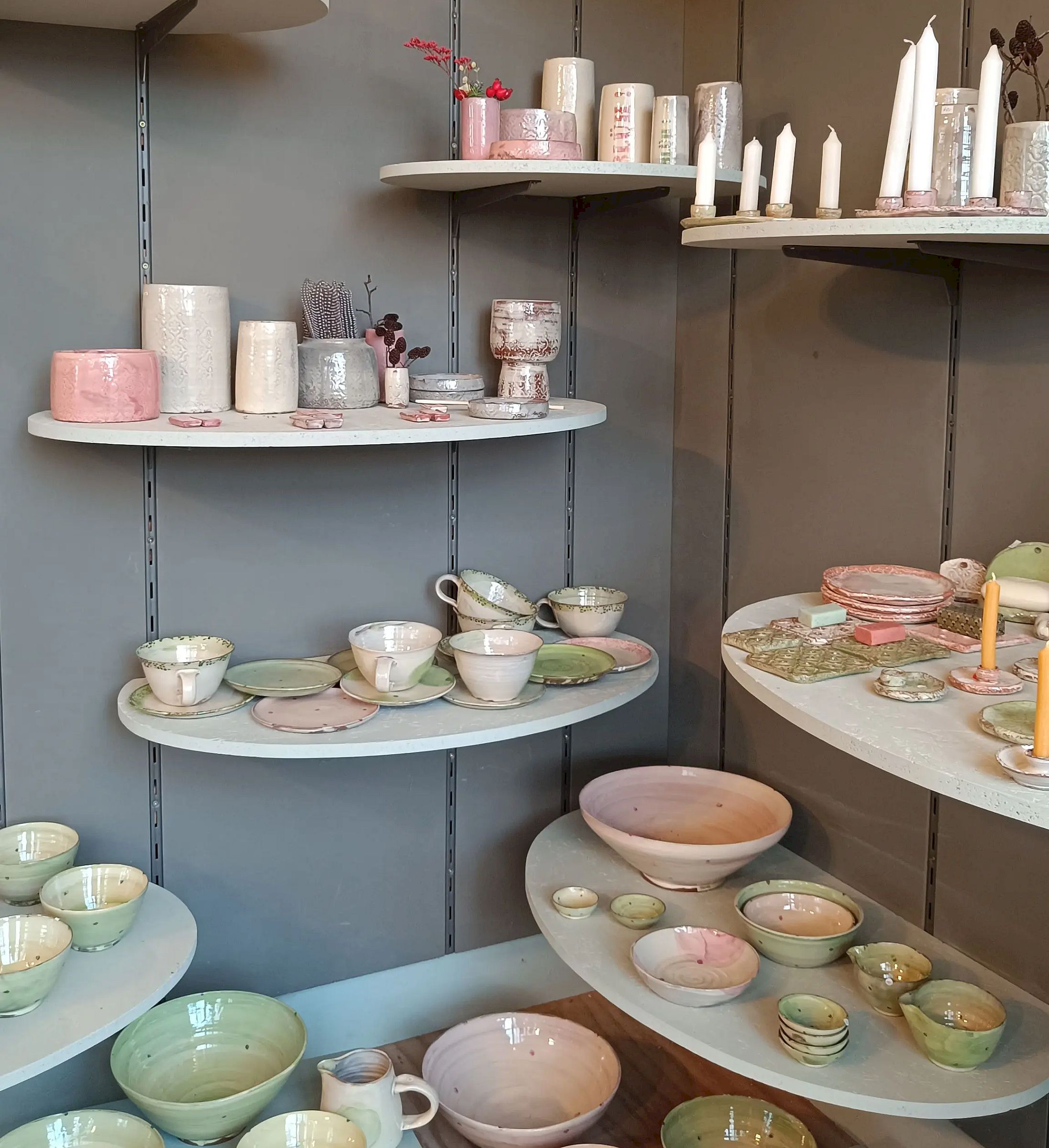 Engelhardts Produkte sind inspiriert von mediterranem Stil. Das ist roter Ton, der eine farbige Glasur erhalten hat und so eine "Tiefe im Farbausdruck erhält", so die Künstlerin. Foto: S. Reichel