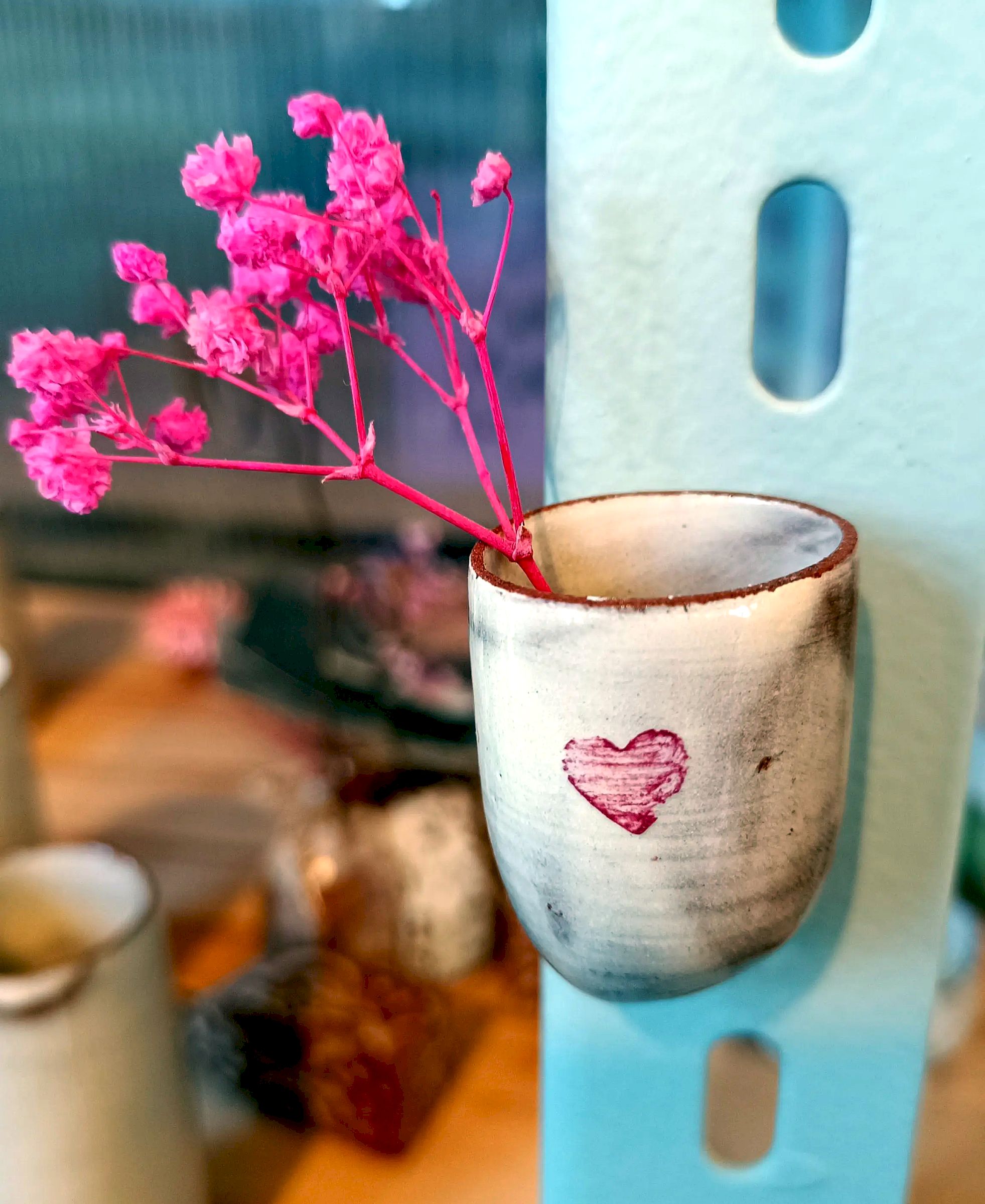  Liebevolle Details, mal mit Engobetechnik, mal Glasur, verfeinern die zarten Produkte. Foto: S. Reichel