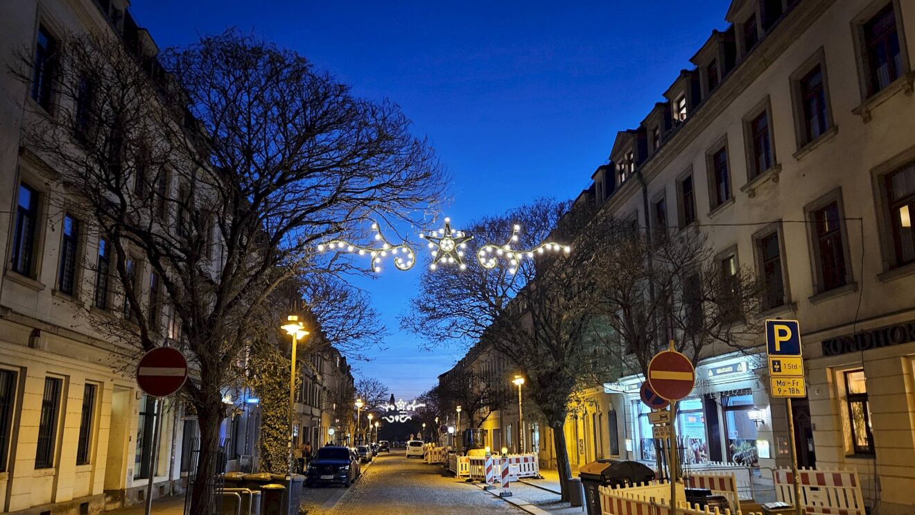 weihnachtsbeleuchtete Oschatzer Straße - Foto: J. Frintert