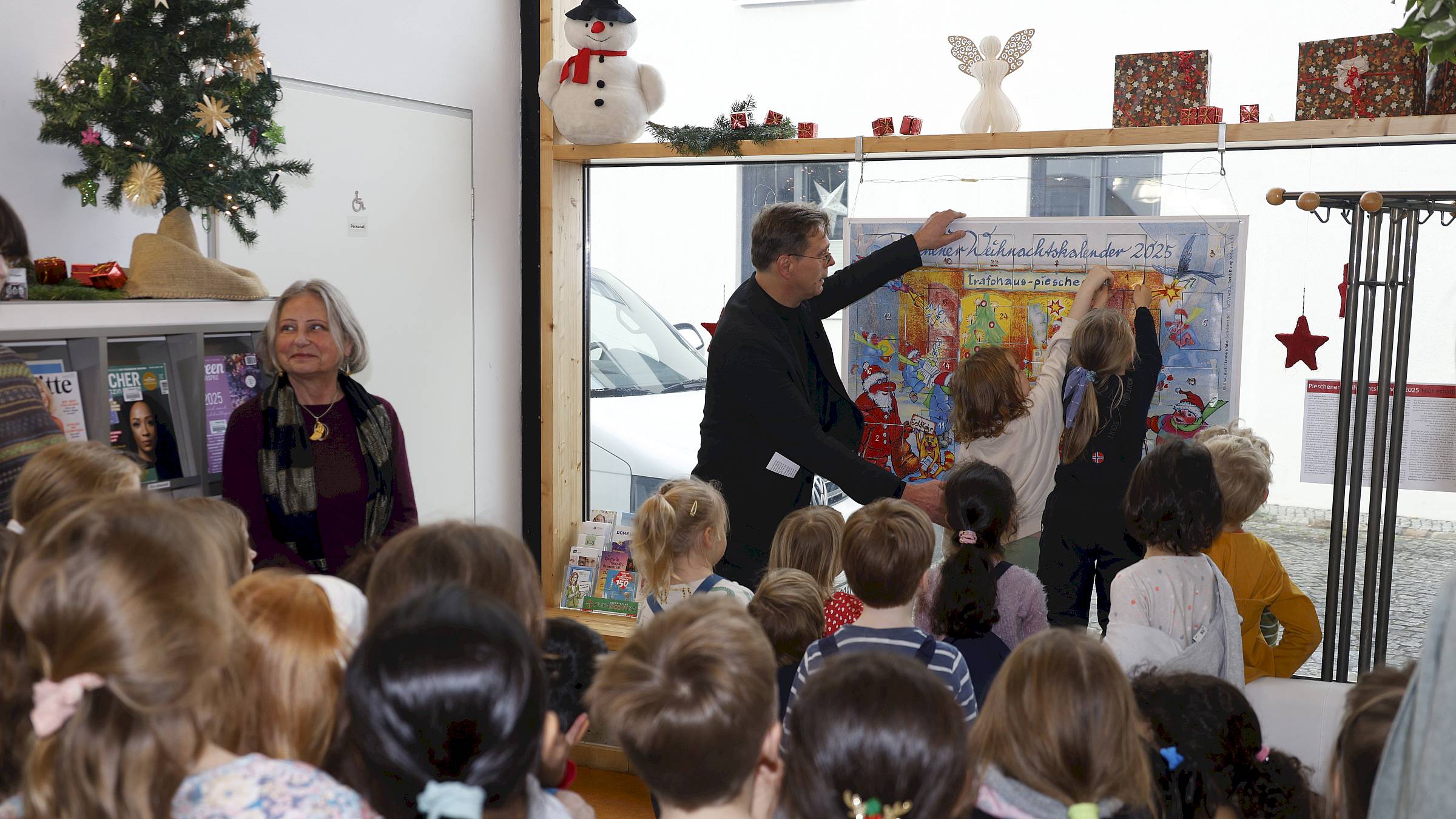Am 1. Dezember konnten Kids der Kita "Bim Bam Bino" und der 26. Grundschule das erste Türchen des Adventskalenders in der Bibliothek Pieschen öffnen. Foto: J. Frintert