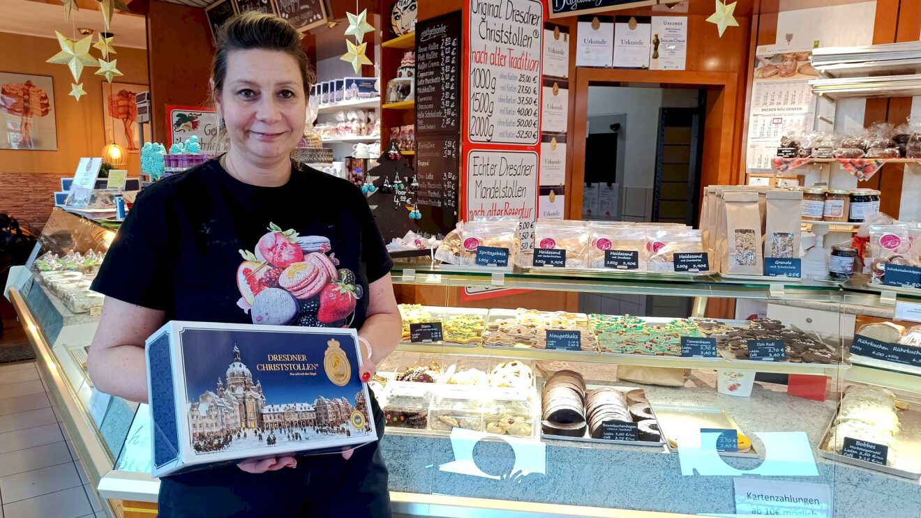 Silke Zimny in der Backstube der „Konditorei und Café Maaß“: Mit viel Handarbeit und nach traditionellem Rezept entsteht hier der echte Dresdner Christstollen mit Siegel. Foto: S. Reichel