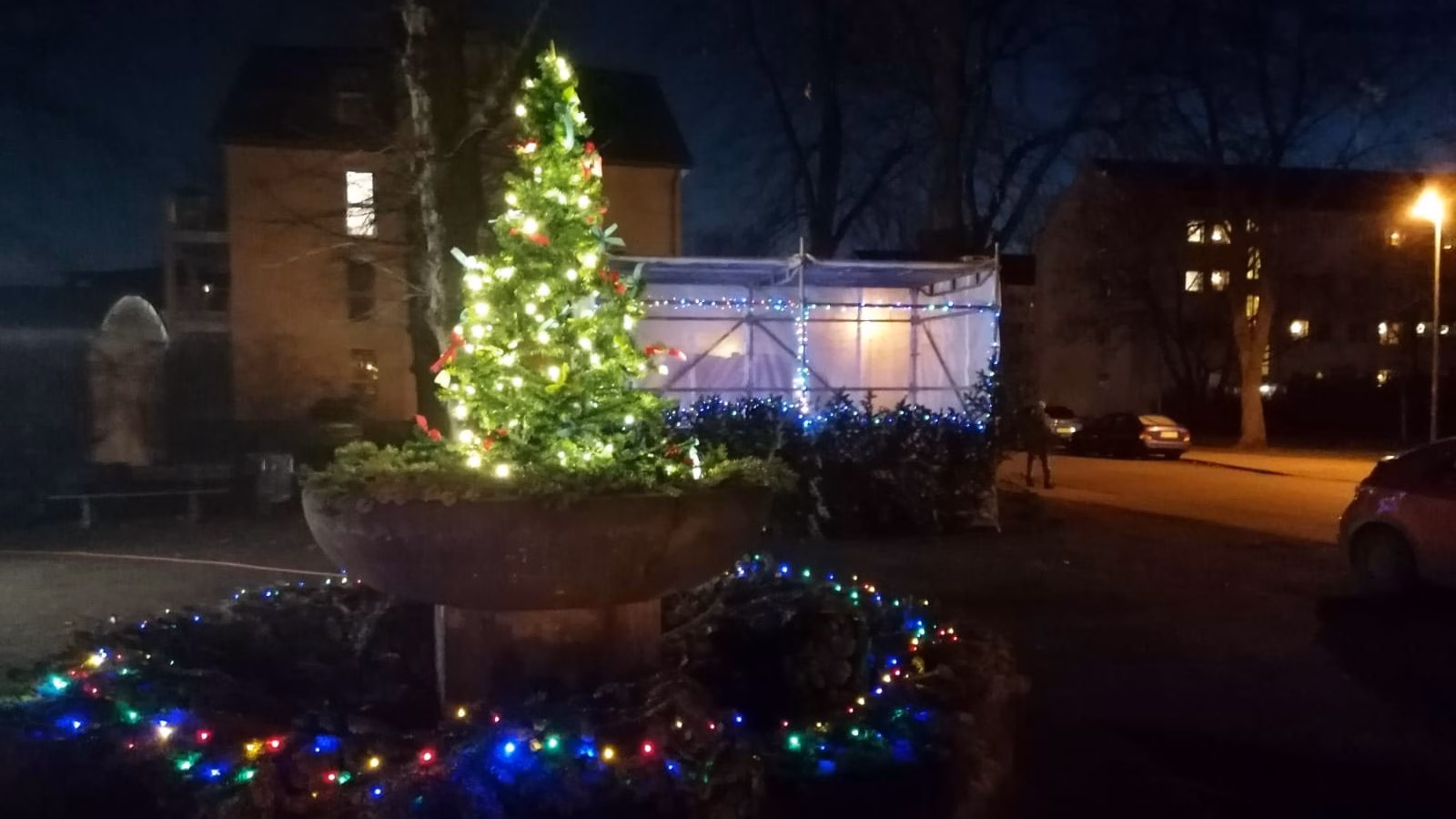 Der Baum steht, die Beleuchtung funktioniert. Am Sonnabend verwandelt sich der Platz in einen Weihnachtsmarkt. Foto: T. Jasef