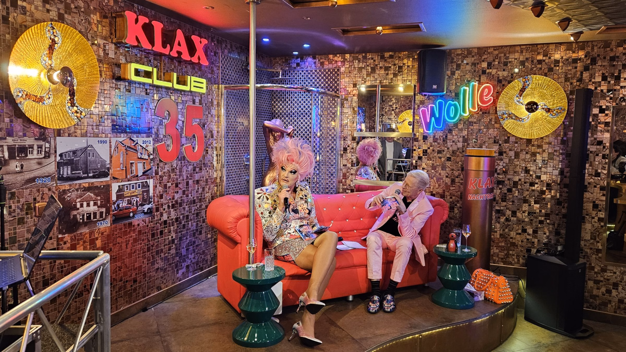 Olivia Jones und Wolle Förster plauderten auf der roten Couch über 35 Jahre Klax-Geschichte. Foto: J. Frintert