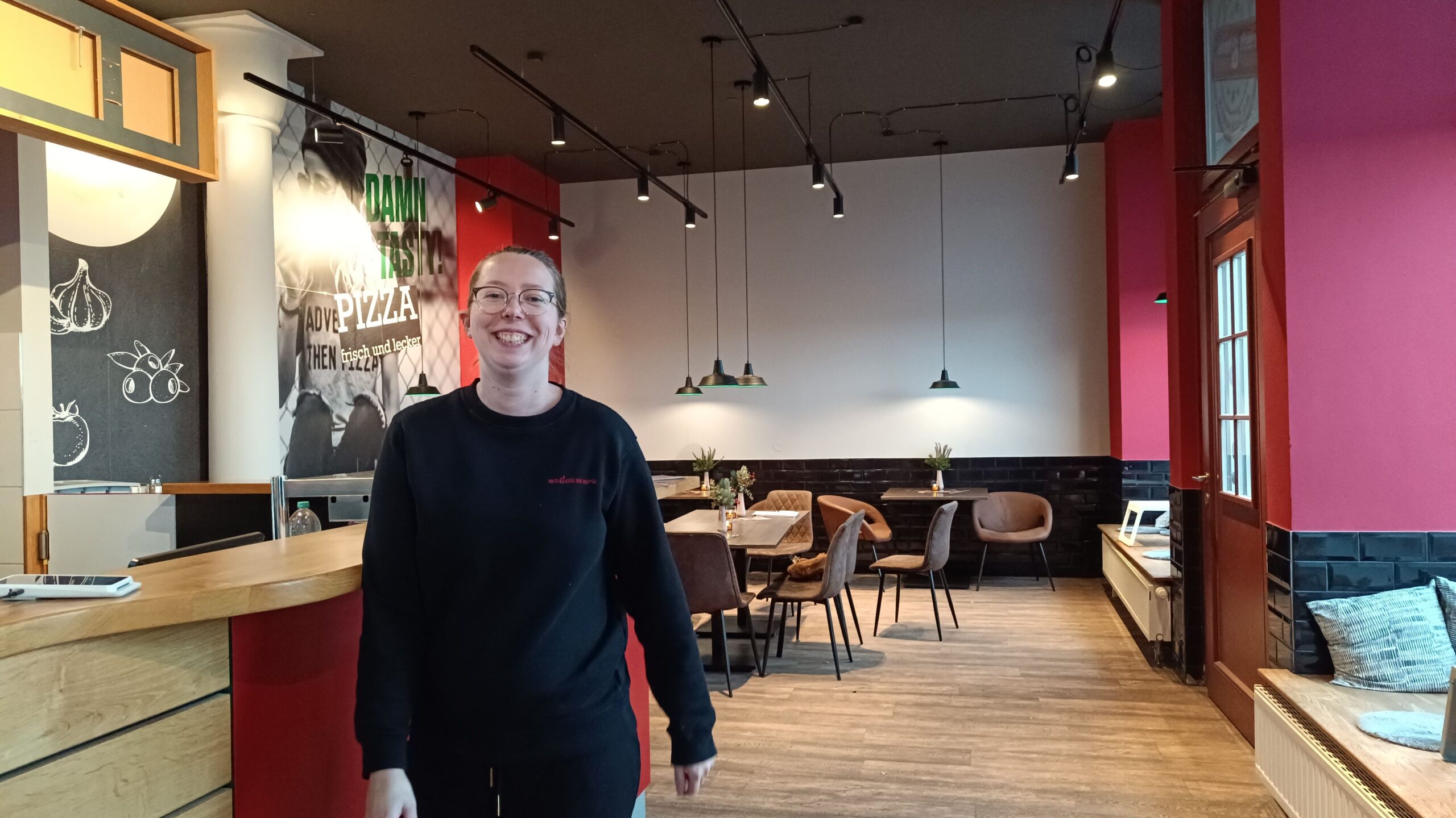 Der Abholerrabatt von 20 Prozent komme gut an. Wer wartet, geht entweder einkaufen oder sucht sich ein gemütliches Plätzchen im "Stückwerk".