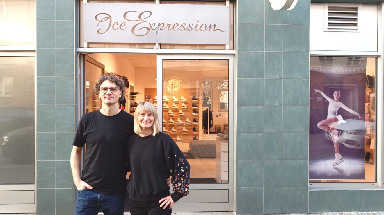 Romy Jaster verbindet Eiskunstlauf, Unternehmertum und Trainingsarbeit – mit „Ice Expression“ bietet sie seit 2008 mit ihrem Mann hochwertige Ausrüstung und persönliche Beratung für Anfänger und Leistungssportler.