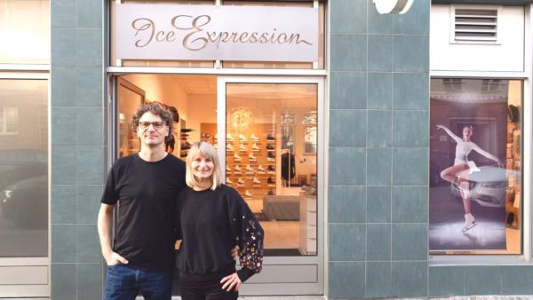 Romy Jaster verbindet Eiskunstlauf, Unternehmertum und Trainingsarbeit – mit „Ice Expression“ bietet sie seit 2008 mit ihrem Mann hochwertige Ausrüstung und persönliche Beratung für Anfänger und Leistungssportler.