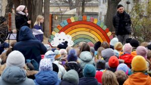 Großer Jubel an der 8. Grundschule Fast wie auf dem Entwurf die kunterbunte Freundschaftsbank steht jetzt im Schulhof der 8. Grundschule. Foto: J. Frintert