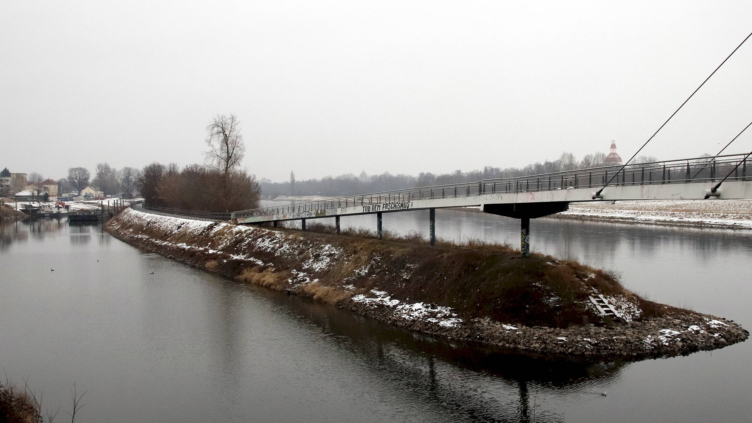 Die Vegetation an der Mole wurde zurückgeschnitten. Foto: J. Frintert