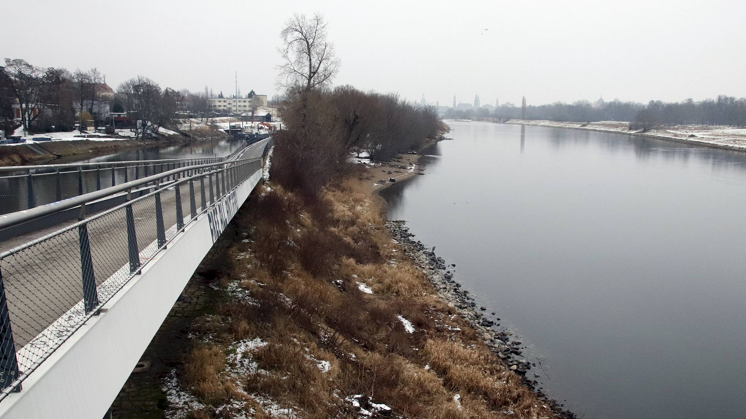 Elbseite der Hafenmole - Foto: J. Frintert