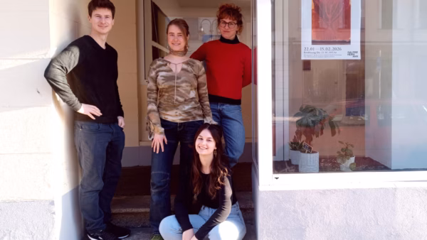 Junge Kunst in Pieschen: Die Galerie Hermann auf der Oschatzer Straße. Galerist Patrick Hermann, Künstlerinnen Svenja Landsiedel, Katharina Wilhelm und Kunsthistorikerin Isabell Stickler (v.l.n.r.). Foto: S. Reichel