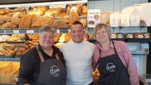Bäckerei Claus - Familienunternehmen am Leisniger Platz In der "Bäckerei und Konditorei Claus" am Leisniger Platz: Bäckereifachverkäuferinnen Frau Wiedemann und Frau Kaden. Letztere kennt den Geschäftsführer der Bäckerei Lukas Claus (mitte) seit zwanzig Jahren.