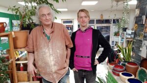 Ricardo Schwarz (r.) und Ingolf Hermann (l.) arbeiten gemeinsam in ihrem Atelier an der Leisniger Straße in Dresden. Malerei und Keramik entstehen hier unter einem Dach. Foto: S. Reichel